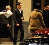 组图：梁朝伟夜晚外出酒店 西装革履不惧严寒