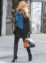 高清组图：布莱克-弗莱利街拍LOOK大衣围巾保暖