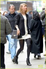 组图：斯威夫特穿黑丝秀大长腿 抬头挺胸显高傲