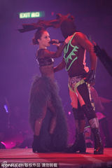 组图：容祖儿半裸开唱 自嘲瘦到没胸只剩两点