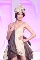 组图：隋棠穿寝具压轴走秀 避谈前男友姚元浩