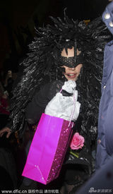 组图：Lady Gaga乌鸦装 蕾丝紧身衣大秀屁股蛋