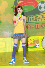 幻灯图：黑涩会美眉参加世界杯活动 看球不为看帅哥