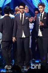 组图：EXO打榜夺冠 前WG宣美复出光脚秀长腿