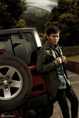 组图：李晨登潮流杂志 造型冷峻十足男人味