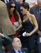 组图：贝嫂蕾丝裙亮相温网看台 黑超遮面秀美背