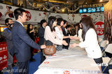 组图：日本组合AKB48办握手会 与香港歌迷亲密接触