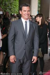 组图：布洛林撑《劳工》首映 温斯莱特深V秀沟