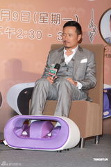 组图：苗侨伟赞黄日华女儿 弃股票改买黄金保值