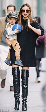 组图：超模辣妈米兰达抱儿子出游 小帅哥拿球萌笑