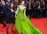 组图：戛纳开幕红毯众星争艳 深V爆乳透视美背