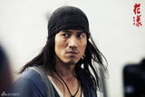 组图：《花漾》言承旭回归银幕 颠覆形象变刀疤男
