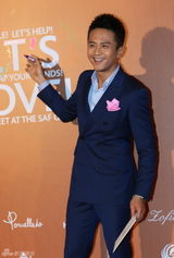 群星闪耀嫣然基金晚宴 王菲旗袍装与李亚鹏恩爱