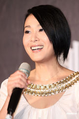 幻灯图：刘若英“脱掉高跟鞋”展亲切 演高难“绸吊”