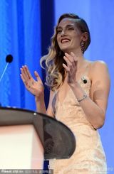 组图：威尼斯影展开幕现场 各单元评委登台致谢