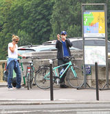 幻灯图：莱昂纳多与女友巴黎街头骑单车 大秀恩爱