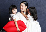 组图：钟丽缇携女《时尚COSMO》大片浓浓母爱