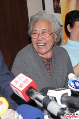 组图：李安奥斯卡夺四奖 胞弟李岗拥母飙泪