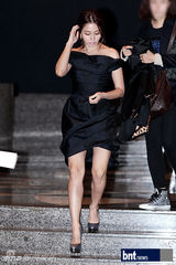 组图：韩星李珉廷秀香肩 泫雅等出席活动