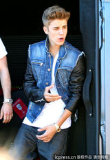 组图：比伯当街献唱谢歌迷 小天王自恋摸发