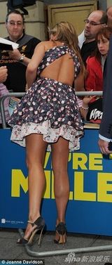 组图:安妮斯顿碎花裙清新亮相《冒牌家庭》首映