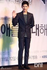 组图：韩剧《期待恋爱》发布 宝儿与两男星亲密