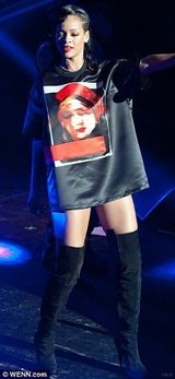 组图：蕾哈娜私人音乐会性感自摸 吹牛老爹狂欢