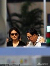 幻灯图：赵薇戴黑超现机场 举家返新加坡探女儿