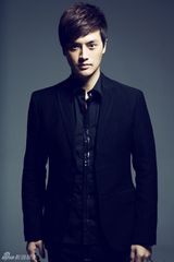 组图：刘晓虎魅力型男气质写真 眼神清澈率性十足