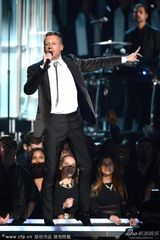 组图：麦克默获奖 与麦当娜等合作激情献唱