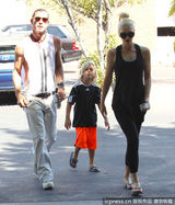 组图：史蒂芬妮夫妇运动完毕扫货 儿子兴高采烈