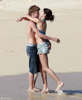 高清组图：贾斯汀和女友赛琳娜海滩激吻照曝光