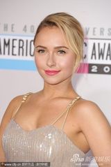 组图：全美音乐奖红毯女星争艳 比伯亲老妈鸟叔搞怪