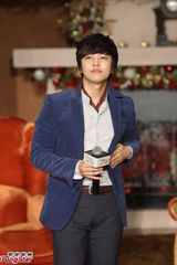 组图：金桢勋优雅亮相腼腆与女粉丝拥抱