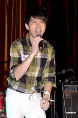 组图：光良签唱会获粉丝表白 避谈重组无印良品