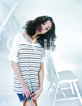 组图：郑丽苑春日写真曝光 清新亮丽活泼时尚