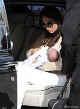 组图：西蒙带儿子坐私人飞机回家 行李堆积如山