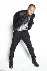 组图：何晟铭写真化身上海滩大亨酷帅有型