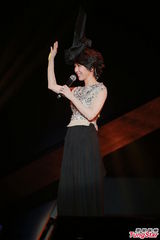 组图：许茹芸新婚首唱 与老公台上牵手拥抱