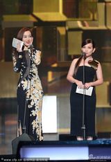 组图：梁静茹范玮琪同台颁奖 互侃遗珠之憾