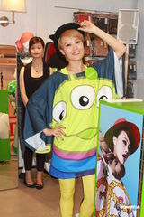 组图：容祖儿赚钱养老 谢婷婷称哥哥不需要介绍女友