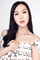 组图：刘一缇写真清丽妩媚秀香肩