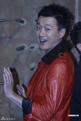 组图：佟大为关悦夫妇参观艺术展 章子怡嫂子陪同