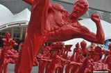 组图：李小龙系列雕塑亮相世博园 中国红助兴世博