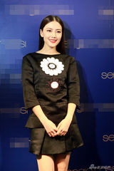 组图：高圆圆复古露背裙亮相 调侃不谈私生活