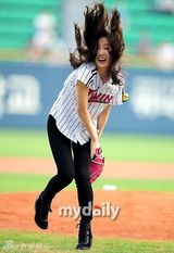 组图：少女时代泰妍徐贤亮相棒球场 开球秀身姿