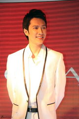 组图：冯绍峰出席品牌发布会 获国际品牌青睐