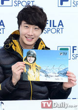 组图：韩星丁一宇办签名会全程展明朗笑容