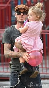 组图：小贝带爱女荡秋千疯玩 小七粉裙皮靴混搭