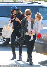 组图：杰西卡红西装抱女出行 大秀母爱小女俏皮